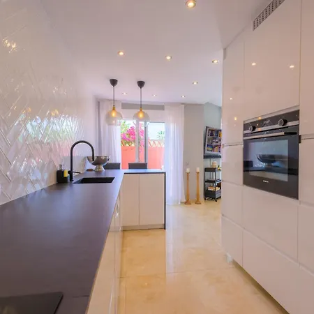 Beachfront 3br With Direct Access East