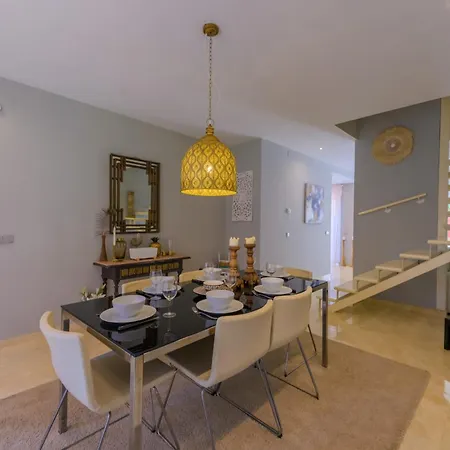 Beachfront 3br With Direct Access East 別荘 *