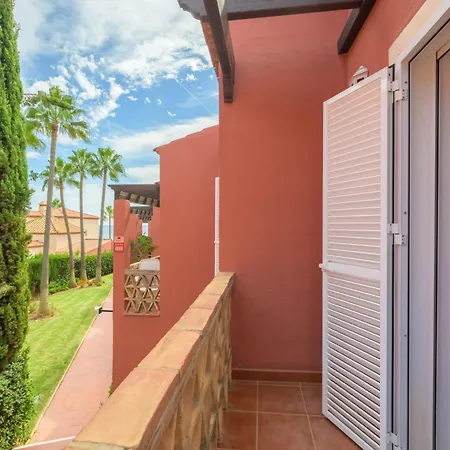 Feriehus Beautiful Frontline Townhouse *