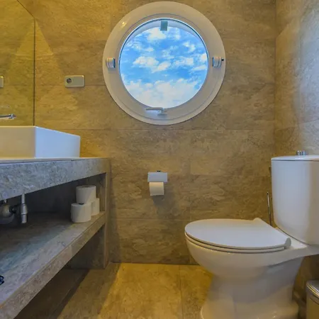 Beautiful Frontline Townhouse *