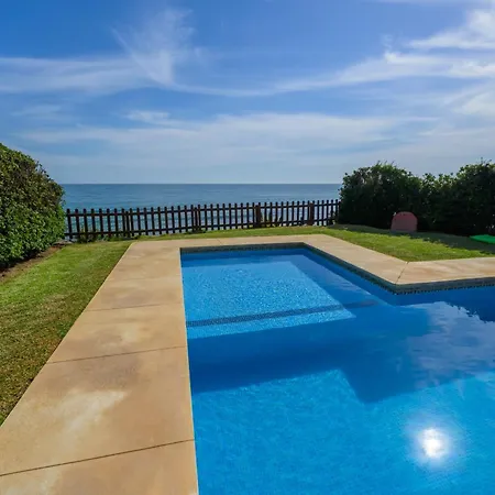 Feriehus Beautiful Frontline Townhouse *