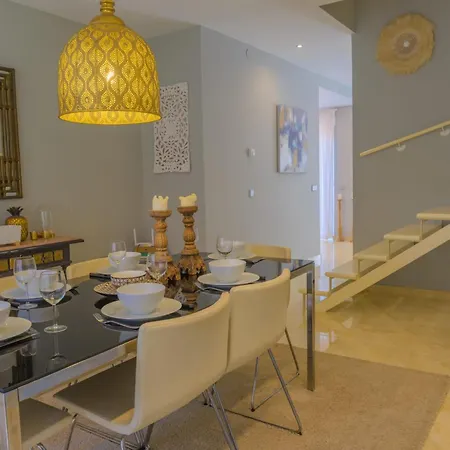 Beachfront 3br With Direct Access East 別荘 マルベーリャ