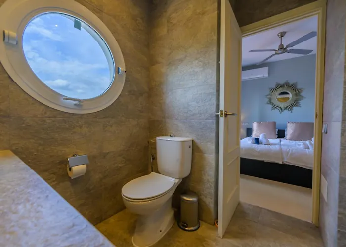 Feriehus Beautiful Frontline Townhouse Marbella