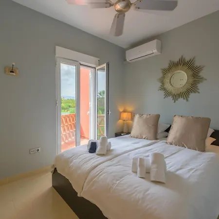 Ferienhaus Beachfront 3br With Direct Access East Marbella